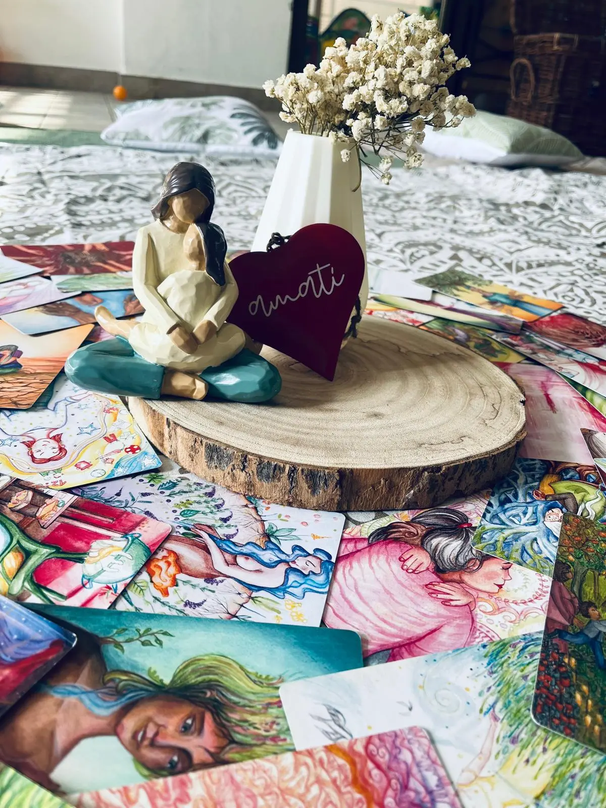 Statuina di una mamma con il suo bambino al centro del cerchio