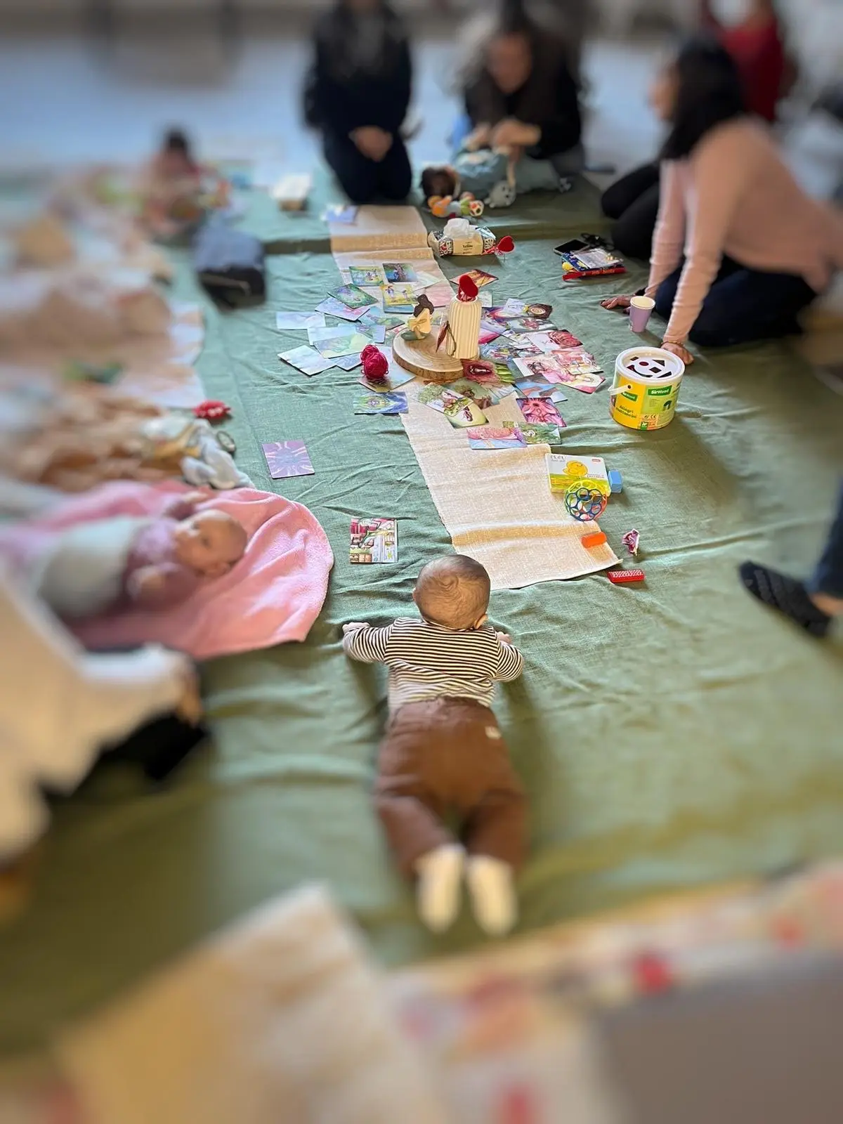 Mamme e bambini durante un incontro del cerchio