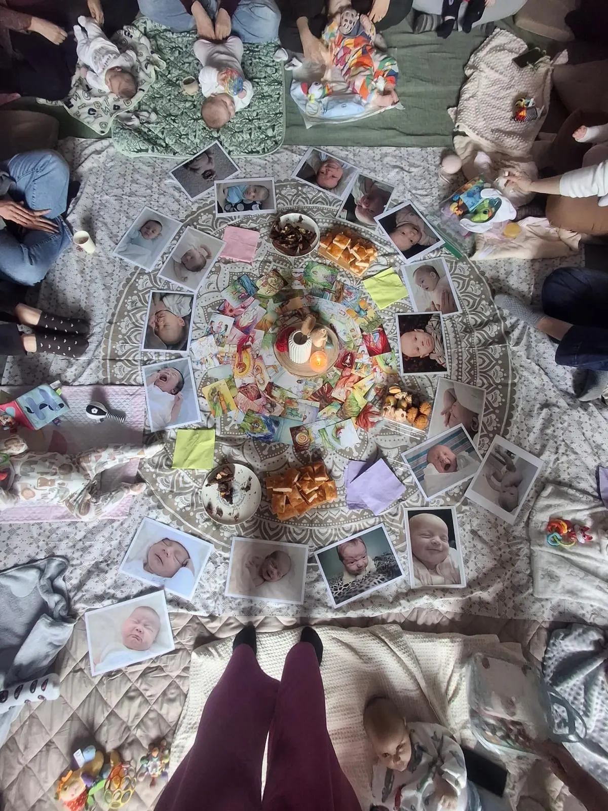 Cerchio di mamme e bambini visto dall'alto